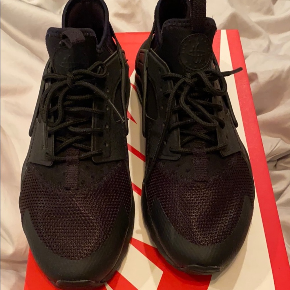 Black Nike huaraches